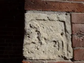 Dettaglio bassorilievo sull'esterno - Battistero o Rotonda di San Pietro in Consavia a Asti