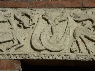 Uroboro sull'architrave lato sud - Battistero o Rotonda di San Pietro in Consavia a Asti