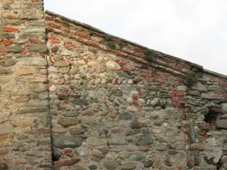 Particolare muratura facciata - Santuario o Priorato di Santo Stefano al Monte a Candia Canavese