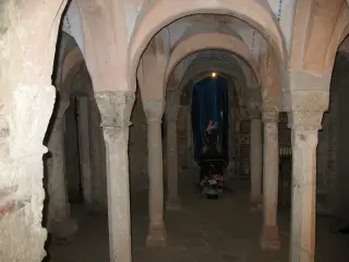 Cripta e Madonna con Bambino dalle bacche rosse - Santuario o Priorato di Santo Stefano al Monte a Candia Canavese