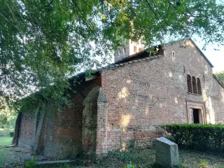 Facciata e fianco sinistro - Parrocchiale dei Santi Nazario e Celso a Quinto Vercellese