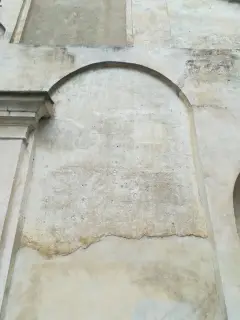 Tracce affreschi in facciata - Chiesa di San Pietro a Cerano