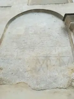 Tracce affreschi in facciata - Chiesa di San Pietro a Cerano