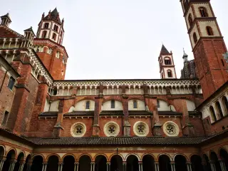 Fianco sinistro visto dal chiostro dell'Abbazia - Basilica di Sant'Andrea a Vercelli
