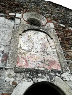 Facciata tracce di affreschi - Pieve o Chiesa Cimiteriale di Santa Maria Assunta a Netro