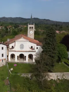 Vista aerea facciata e campanile - Parrocchiale di San Bartolomeo a Mezzana Mortigliengo