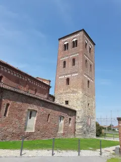Campanile - Chiesa di San Pietro al Cimitero a Tronzano Vercellese