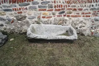 Coperchio di sarcofago - Parrocchiale di San Vincenzo in Castro a Pombia