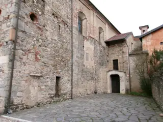 Fianco - Parrocchiale dei Santi Vincenzo e Anastasio a Varallo Pombia