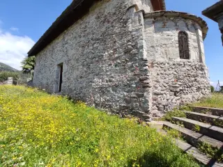 Fianco e abside - Chiesa di San Sebastiano a Lesa
