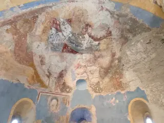 Abside con tracce di affresco del Pantocratore - Chiesa di San Sebastiano a Lesa