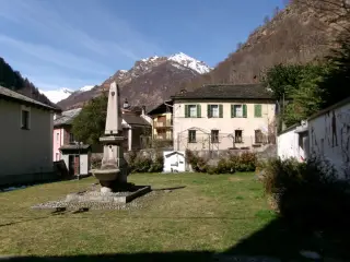 Fontana - Parrocchiale di San Pietro e Paolo a ValstronaFrazione Forno