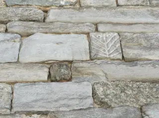 Elementi scolpiti nella parete - Parrocchiale di San Bartolomeo a Villadossola