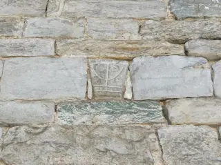 Elementi scolpiti nella parete - Parrocchiale di San Bartolomeo a Villadossola