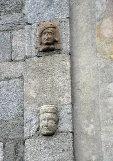 Bassorilievi in facciata - Parrocchiale di San Giulio a CrodoFrazione Cravegna