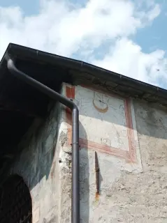 Fianco e orologio solare - Cappella di San Pantaleone a BoccioletoFrazione Oro