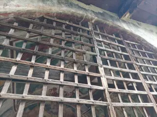 Grata in facciata - Cappella di San Pantaleone a BoccioletoFrazione Oro