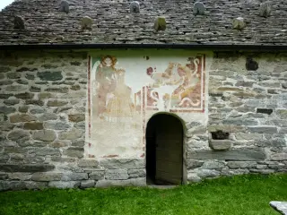 Vista e afftreschi esterni - Chiesa di San Lorenzo a BoccioletoFrazione Alpe Seccio