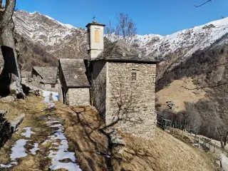Fianco e campaniletto - Chiesa di San Lorenzo a BoccioletoFrazione Alpe Seccio