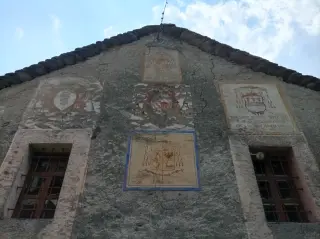 Stemmi vescovili sulla casa parrocchiale - Parrocchiale di Sant'Antonio Abate a BoccioletoFrazione Fervento