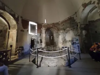 Interno e vasca battesimale - Battistero di San Giovanni o di Santa Maria Assunta a Cureggio