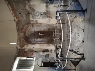 Interno e vasca battesimale - Battistero di San Giovanni o di Santa Maria Assunta a Cureggio