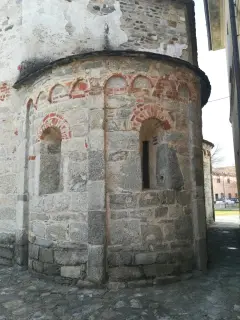 Abside con archetti pensili - Battistero di San Giovanni o di Santa Maria Assunta a Cureggio