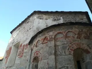 Abside con archetti pensili - Battistero di San Giovanni o di Santa Maria Assunta a Cureggio