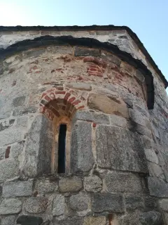 Monofora - Battistero di San Giovanni o di Santa Maria Assunta a Cureggio