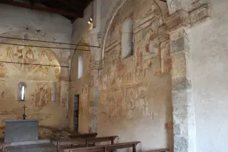Abside e fianco affrescati - Chiesa di San Leonardo a Borgomanero