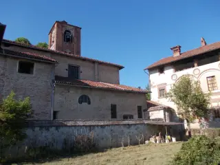Lato Sud della chesa e canonica - Parrocchiale di San Martino a Villanova Solaro