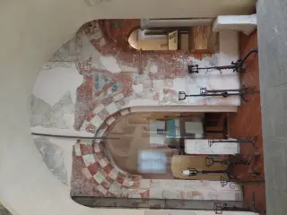 Arco gotico e stemma nel chiostro - Chiesa di San Francesco a Cuneo