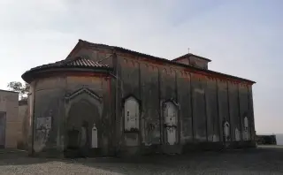 Abside e fianco sinistro - Chiesa Cimiteriale di San Pietro e Paolo a Fara Novarese