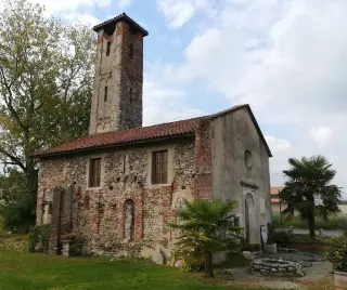Facciata e fianco sinistro - Oratorio o Chiesa di San Martino di Breclema a Romagnano Sesia