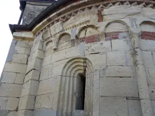 Abside fregi e monofora - Chiesa di San Pietro a Calliano