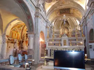 Interno, vista verso cappella di Santa Caterina o Maddalena - Chiesa di San Giovanni Battista a Caraglio