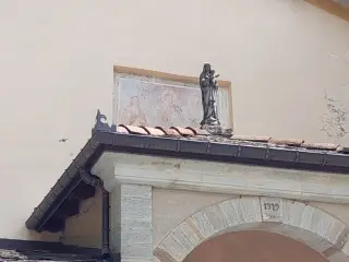 Statua della Madonna e affresco in facciata - Chiesa di Santa Maria Delibera a Dronero