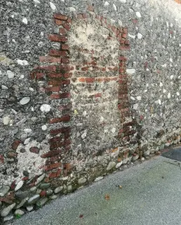 Porta tamponata sul fianco - Oratorio di San Rocco a Barengo