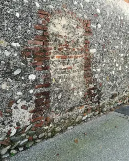 Porta tamponata sul fianco - Oratorio di San Rocco a Barengo