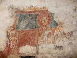 Abside lato Sud, santo o apostolo di epoca romanica dettaglio - Cappella di Santa Maria Maddalena a Bernezzo