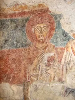 Abside lato Sud, santo o apostolo di epoca romanica dettaglio - Cappella di Santa Maria Maddalena a Bernezzo