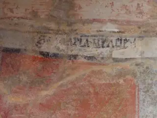 Sopra Madonna e Bambino, ave Maria . Bea.. - Cappella di Santa Maria Maddalena a Bernezzo