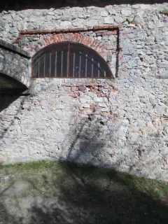 Lato Nord Ovest, traccia dell'ingresso antico - Cappella di Santa Maria Maddalena a Bernezzo