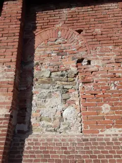Porta tamponata sul fianco destro - Chiesa di San Giovanni Battista a Berzano di San Pietro
