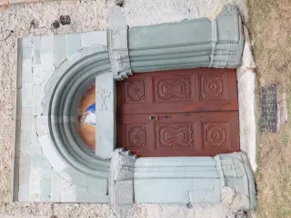 Portale laterale - Chiesa di Santa Maria Assunta a SampeyreFrazione Villar