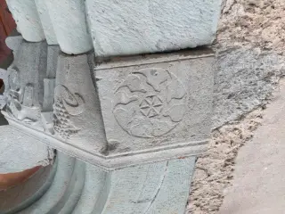 Sculture portale laterale - Chiesa di Santa Maria Assunta a SampeyreFrazione Villar