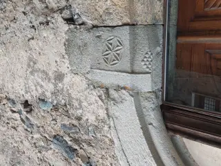 Sculture portale laterale - Chiesa di Santa Maria Assunta a SampeyreFrazione Villar