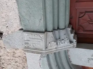 Sculture portale laterale - Chiesa di Santa Maria Assunta a SampeyreFrazione Villar