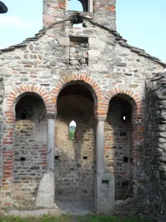 Arcatelle vano presbiteriale - Resti Della Chiesa del Gesion o Gesiun a Piverone