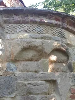 Abside Esterno - Dettaglio del motivo a damier - Chiesa di San Bartolomeo a Camerano Casasco